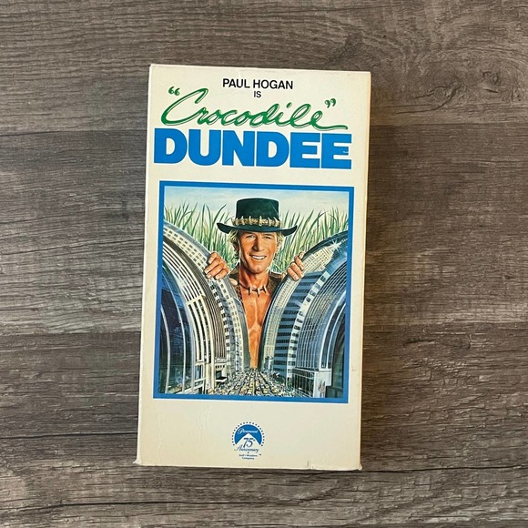 CROCODILE DUNDEE - PAUL HOGAN [ VHS ] PARAMOUNT - VINTAGE 1986 - Picture 1 of 5